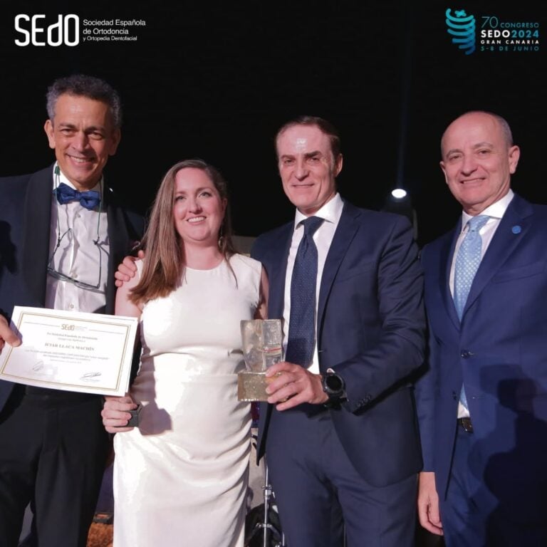 La Dra. Iciar Llaca Machín recibe el diploma de Miembro Diplomado de la SEDO en el 70 Congreso Nacional de Gran Canaria, junto al presidente de la SEdO, Dr. Juan Carlos Pérez Varela, y los doctores Luis Carlos Ojeda-Perestelo y Eduardo Espinar.